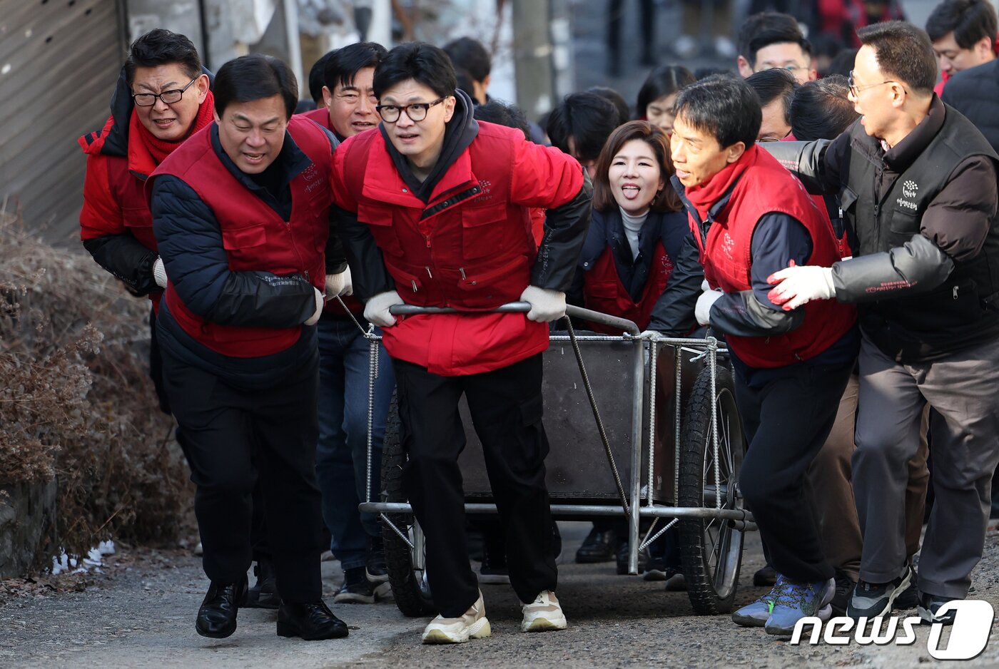 본문 이미지 - 한동훈 국민의힘 비상대책위원장이 8일 오전 서울 노원구 중계동 백사마을에서 당직자들과 연탄나눔 봉사활동을 하고 있다. 2024.2.8/뉴스1 ⓒ News1 김진환 기자
