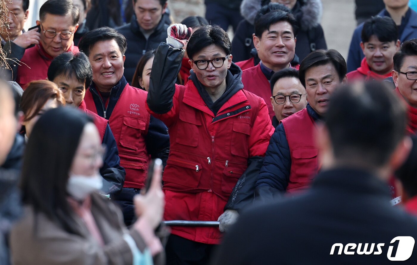 본문 이미지 - 한동훈 국민의힘 비상대책위원장이 8일 오전 서울 노원구 중계동 백사마을에서 당직자들과 연탄나눔 봉사활동을 하고 있다. 2024.2.8/뉴스1 ⓒ News1 김진환 기자