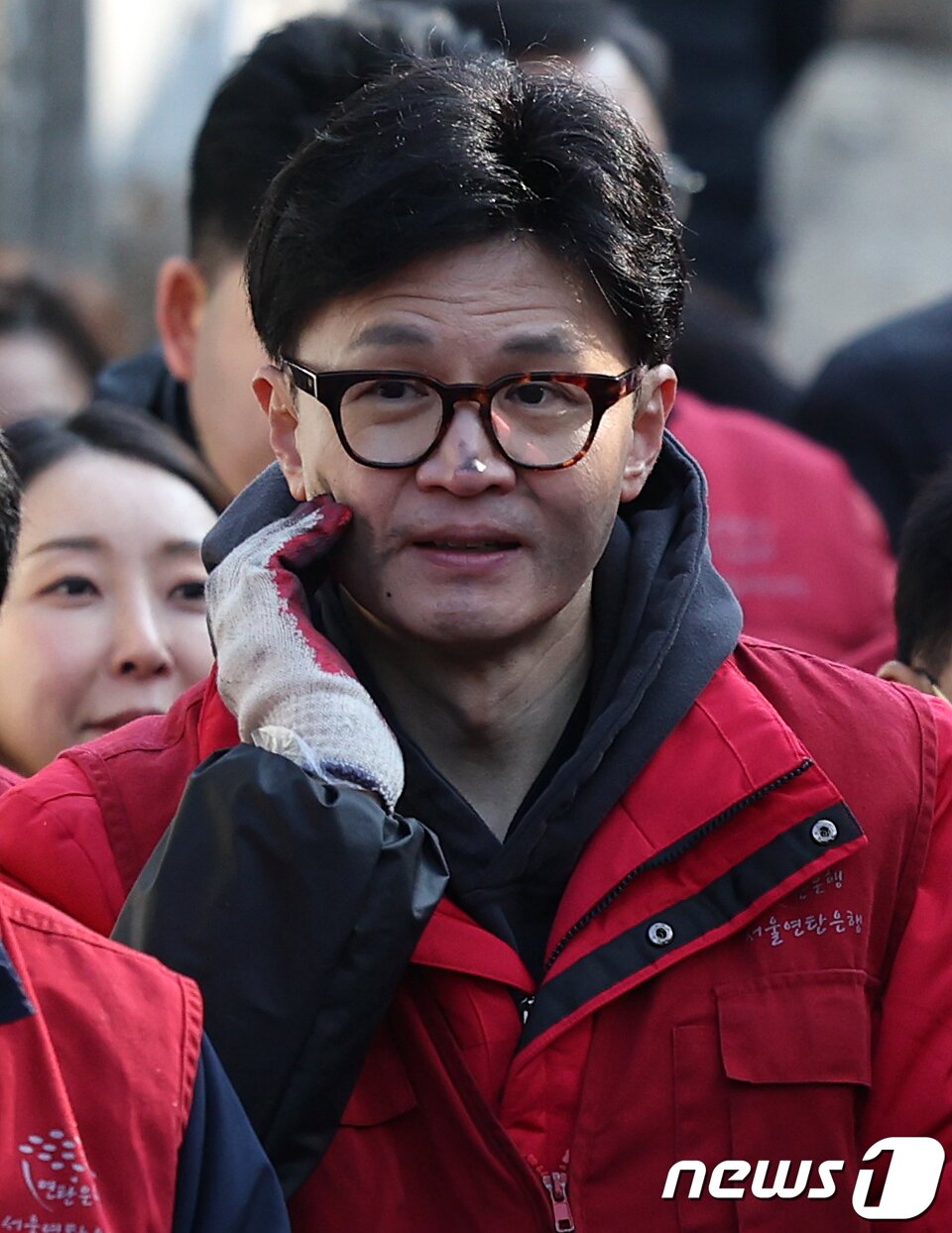 본문 이미지 - 한동훈 국민의힘 비상대책위원장이 8일 오전 서울 노원구 중계동 백사마을에서 당직자들과 연탄나눔 봉사활동을 하고 있다. 2024.2.8/뉴스1 ⓒ News1 김진환 기자
