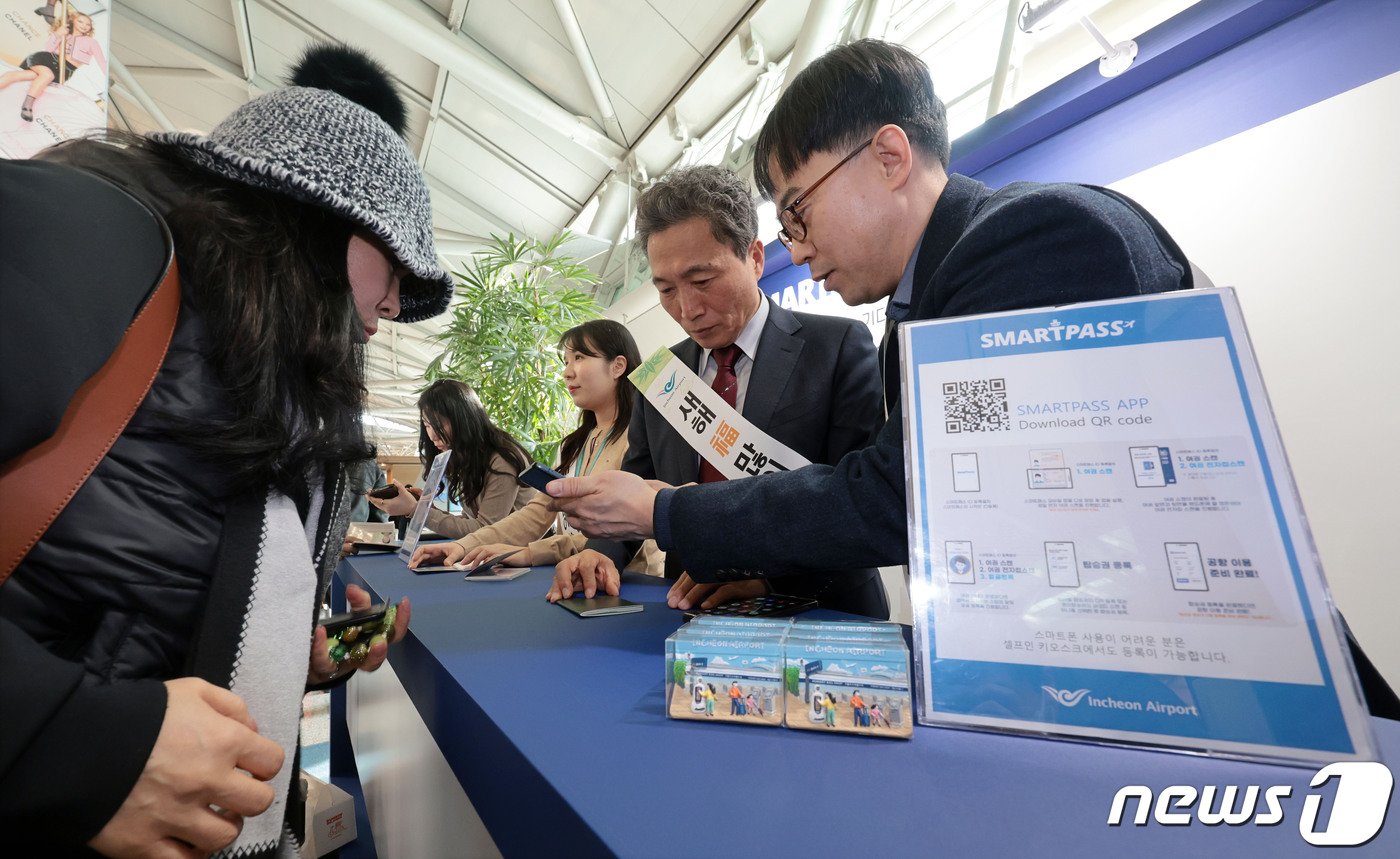 본문 이미지 - 이학재 인천국제공항공사 사장이 설 명절 연휴를 앞둔 2월8일 오전 인천국제공항 제1여객터미널에서 여행객들을 대상으로 스마트패스 사용법을 안내하고 있다. (공동취재) 2024.2.8/뉴스1 ⓒ News1 권현진 기자
