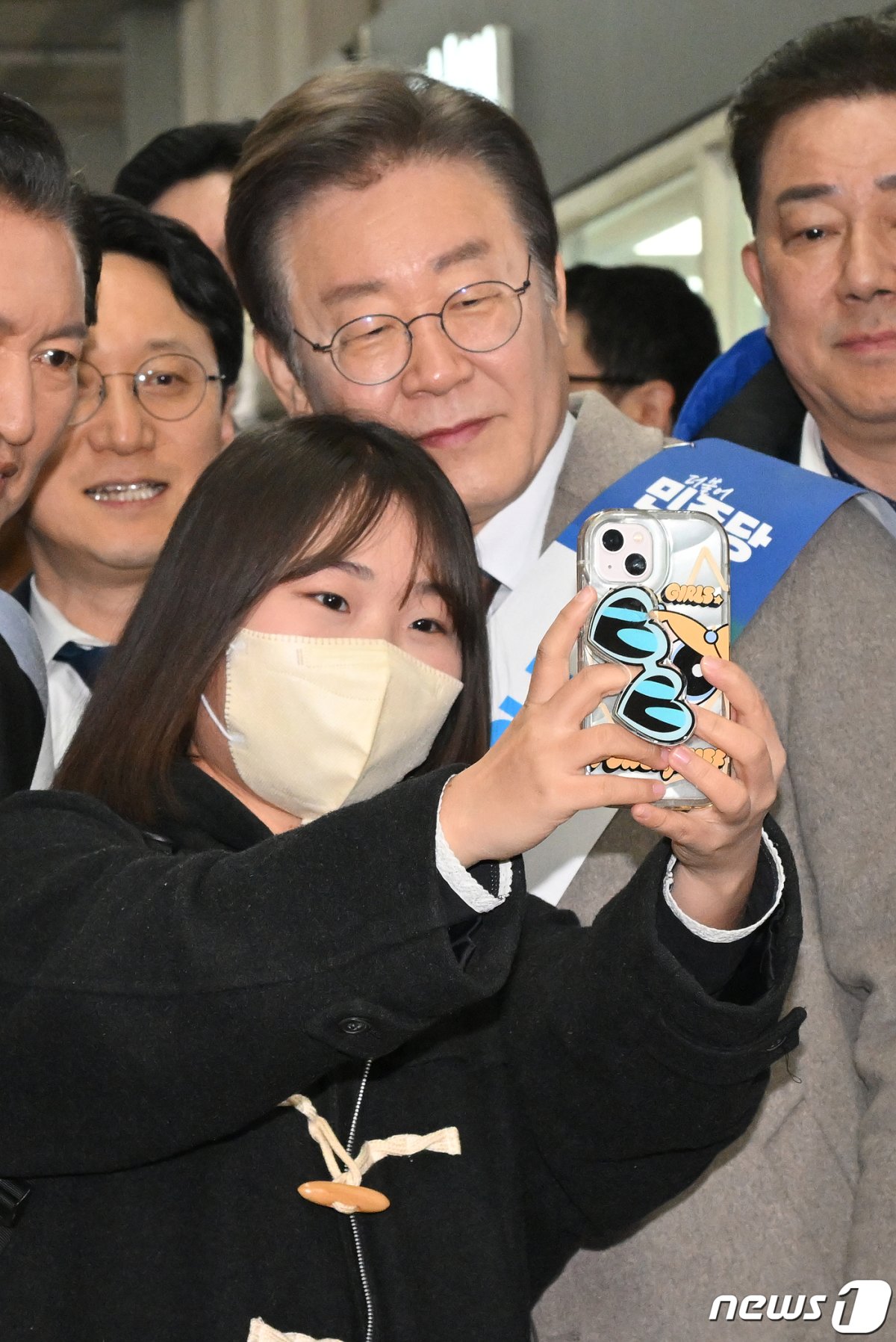 이재명 더불어민주당 대표가 8일 오전 서울 용산구 용산역에서 시민들을 만나 기념촬영을 하고 있다. (공동취재) 2024.2.8/뉴스1 © News1 임세영 기자