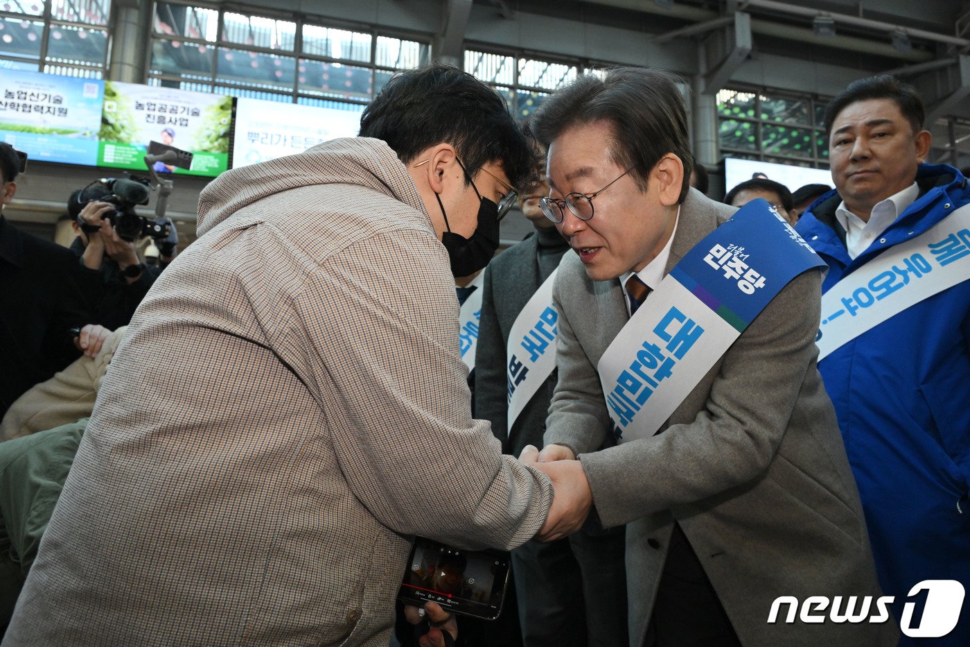 이재명 더불어민주당 대표가 8일 오전 서울 용산구 용산역에서 시민들을 만나 설 귀성 인사를 하고 있다. &#40;공동취재&#41; 2024.2.8/뉴스1 ⓒ News1 임세영 기자