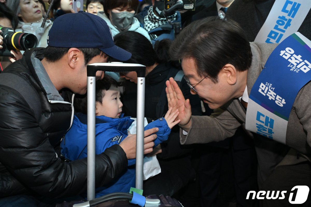 이재명 더불어민주당 대표가 8일 오전 서울 용산구 용산역에서 시민들을 만나 설 귀성인사를 하고 있다. (공동취재) 2024.2.8/뉴스1 © News1 임세영 기자