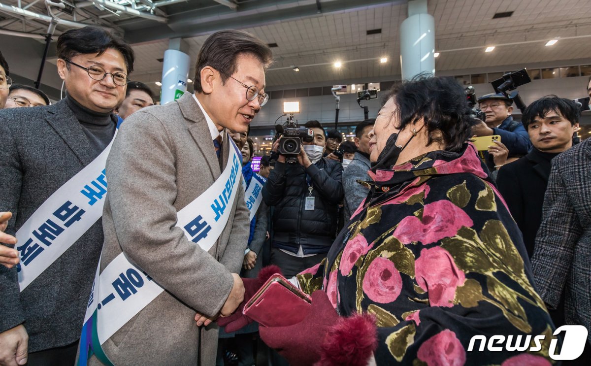 이재명 더불어민주당 대표가 8일 오전 서울 용산구 용산역에서 시민들을 만나 설 귀성인사를 하고 있다. (공동취재) 2024.2.8/뉴스1 © News1 임세영 기자