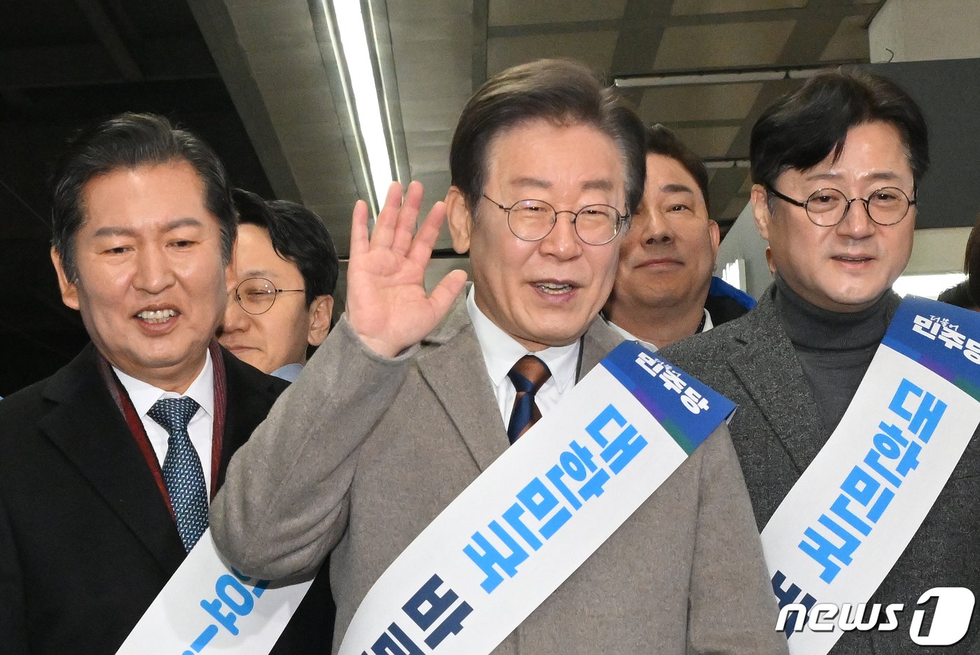 이재명 더불어민주당 대표가 8일 오전 서울 용산구 용산역에서 시민들을 만나 설 귀성인사를 하고 있다. &#40;공동취재&#41; 2024.2.8/뉴스1 ⓒ News1 임세영 기자