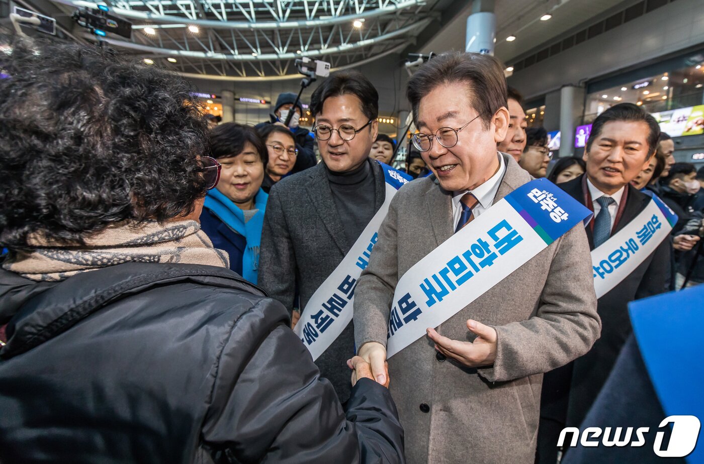 본문 이미지 - 이재명 더불어민주당대표가 설 연휴를 하루 앞둔 8일 서울 용산구 용산역에서 귀성길에 오른 시민들과 악수하며 인사하고 있다. (공동취재) 2024.2.8/뉴스1 ⓒ News1 임세영 기자