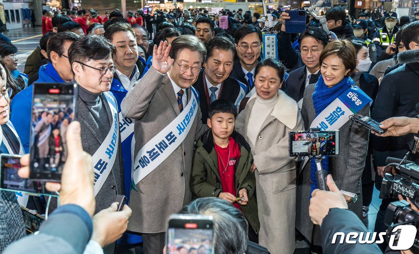 이재명더불어민주당 대표가 설 연휴를 하루 앞둔 8일 서울 용산구 용산역에서 설 귀성인사를 하던 도중 시민들과 사진을 찍고 있다. &#40;공동취재&#41; 2024.2.8/뉴스1 ⓒ News1 임세영 기자