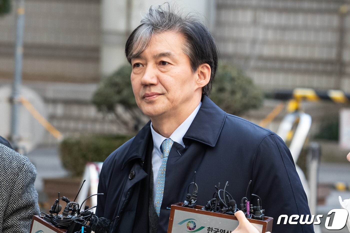 본문 이미지 - 입시 비리·감찰 무마 등 혐의로 1심에서 실형을 받은 조국 전 법무부 장관이 8일 서울 서초구 서울고등법원에서 열린 뇌물수수·직권남용 등 혐의 2심 선고 공판에 출석하고 있다. 1심은 조 전 장관의 자녀 인턴 확인서 허위 발급 등 입시 비리, 딸의 장학금 부정 수수 등 혐의를 대부분 유죄로 인정, 징역 2년을 선고하고 600만원 추징을 명령했다. 2024.2.8/뉴스1 ⓒ News1 유승관 기자