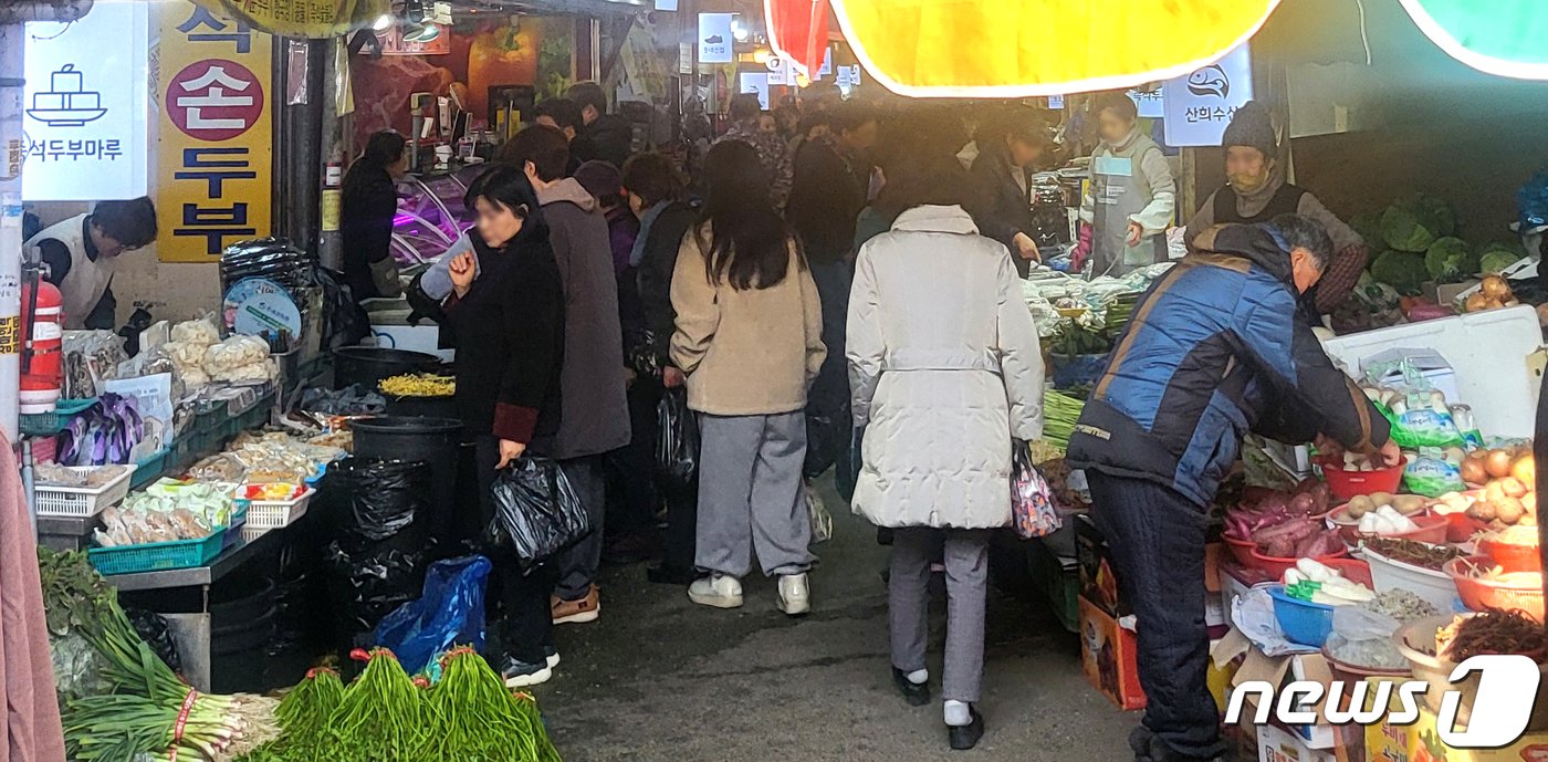 본문 이미지 - 설 연휴를 하루 앞둔 8일 전북 전주시 모래내시장이 제수용품을 구매하는 시민들로 북적이고 있다. 2024.2.8/뉴스1 ⓒ News1 유경석 기자