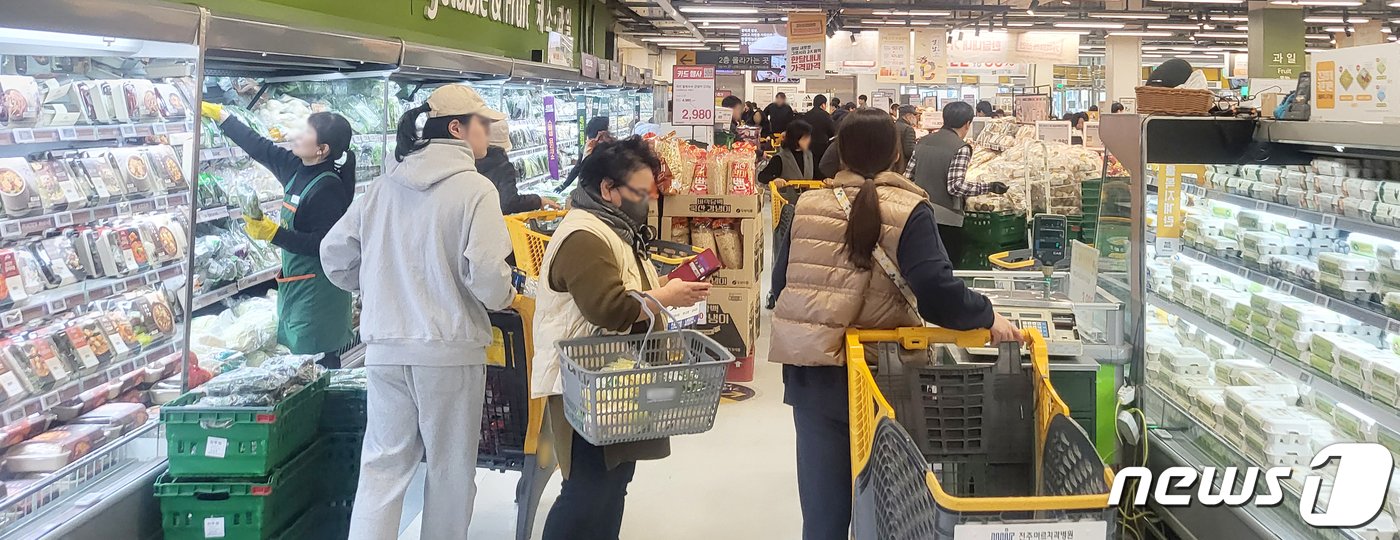 본문 이미지 - 설 연휴를 하루 앞둔 8일 전북 전주시 한 대형마트를 찾은 시민들이 장을 보고 있다. 2024.2.8/뉴스1 ⓒ News1 유경석 기자