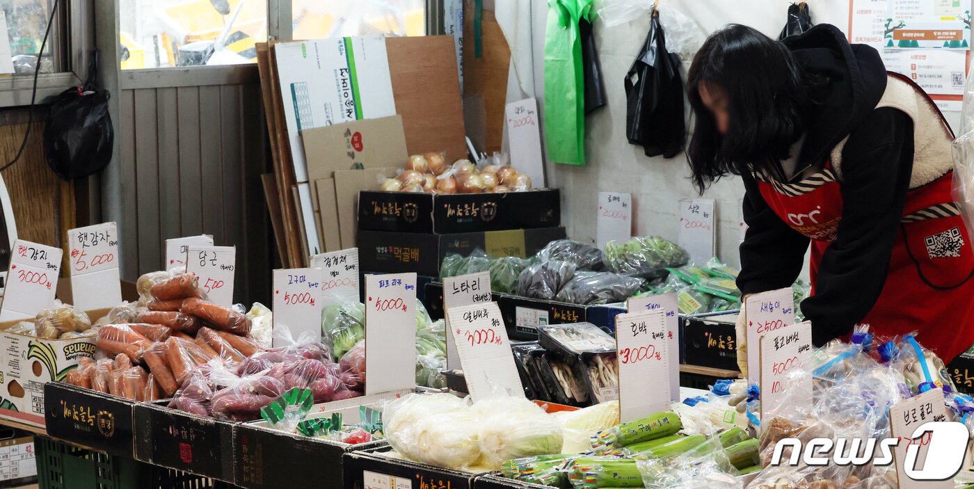 본문 이미지 - 서울 서대문구 영천시장에서 상인이 농산물을 정리하고 있다. ⓒ News1 김명섭 기자