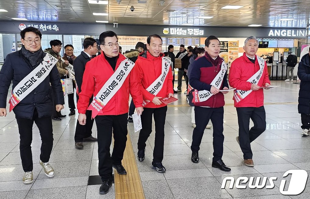 주기환 국민의힘 광주시당위원장과 총선 예비후보, 시의원, 당직자 등이 8일 광주 송정역에서 귀성인사를 하고 있다.&#40;국민의힘 광주 제공&#41;2024.28/뉴스1 