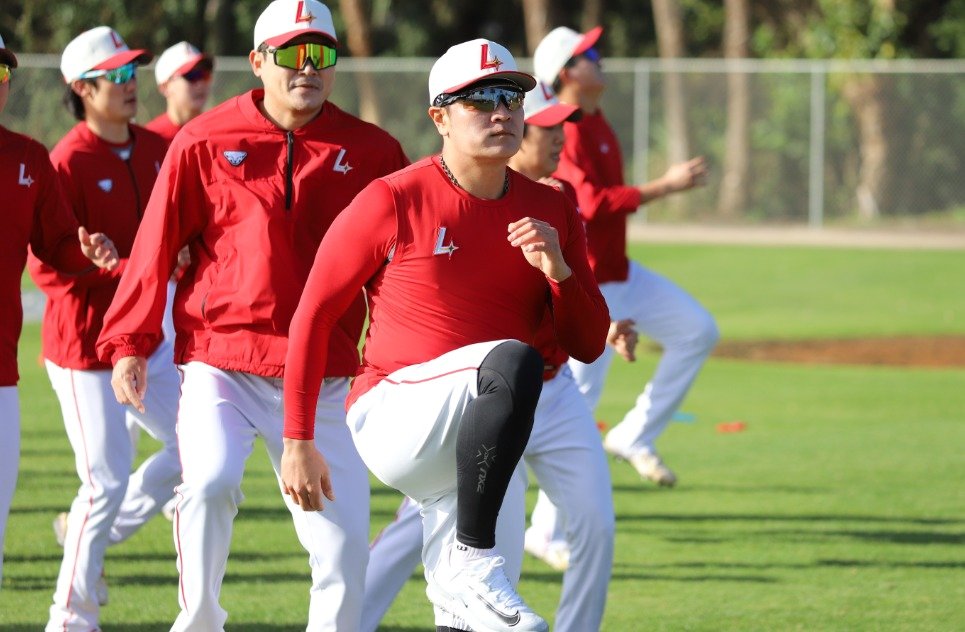 본문 이미지 -  미국 플로리다주에서 진행되고 있는 SSG 스프링캠프에서 훈 중인 추신수&#40;가운데&#41;. &#40;SSG 구단 제공&#41;