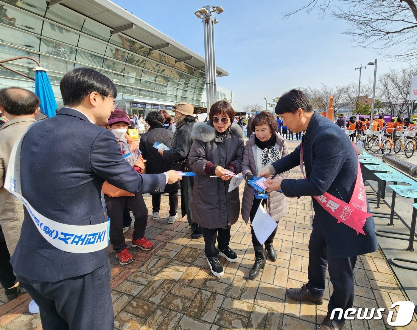 본문 이미지 - 8일 전남 나주역과 순천역, 목포역에서 전남도 관계자 등이 고향사랑 홍보활동을 펼치고 있다.(전남도 제공) 2024.2.8/뉴스1 