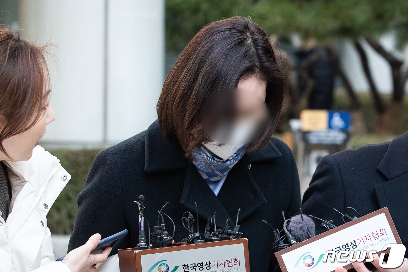 정경심 전 동양대 교수가 8일 서울고법에서 열린 아들의 입시 비리 혐의 2심 선고 공판을 마친 후 법원을 나서고 있다. 2024.2.8/뉴스1 ⓒ News1 유승관 기자