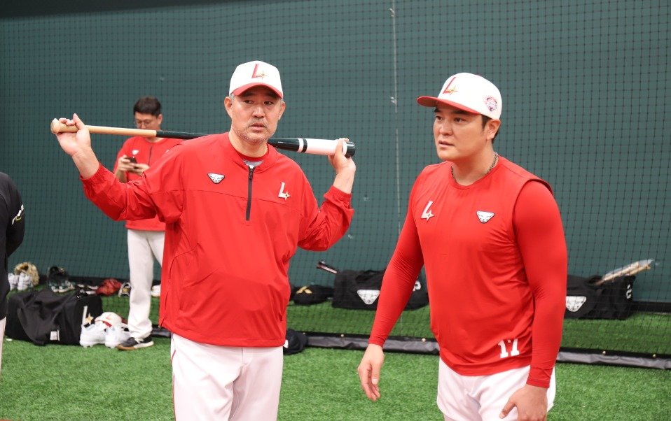 본문 이미지 -   미국 플로리다주에서 진행되고 있는 SSG 스프링캠프에서 훈 중인 추신수&#40;가운데&#41;. &#40;SSG 구단 제공&#41;