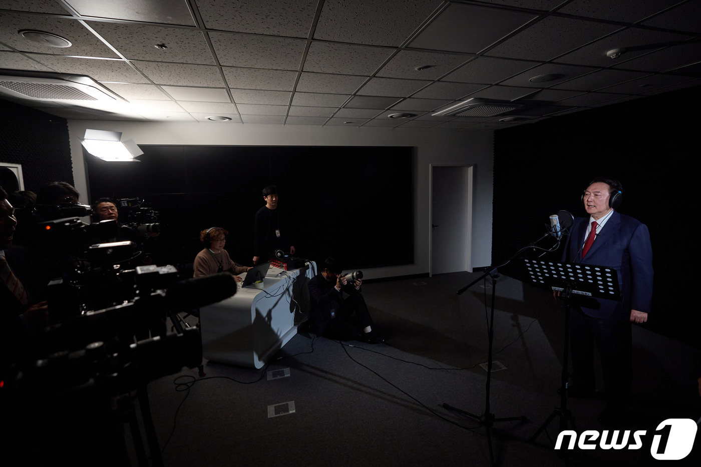 (서울=뉴스1) 안은나 기자 = 윤석열 대통령이 지난 4일 용산 대통령실에서 대국민 설 메시지 영상 촬영에 참여해 ‘우리의 사랑이 필요한 거죠’ 합창곡 솔로 부분을 녹음하고 있다. …