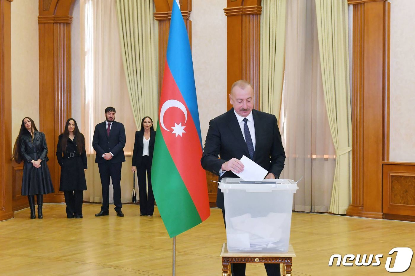 본문 이미지 - 7일(현지시간) 아제르바이잔 나고르노카라바흐 중심도시 칸켄디에서 일함 알리예프 아제르바이잔 대통령이 대선 투표를 하고 있다. 이날 알리예프 대통령은 92% 득표율을 기록해 5선 연임에 성공했다. 나고르노카라바흐에 살던 아르메니아계 주민 10만명은 지난해 9월 인종청소를 우려해 이곳을 떠났다. 2024.2.7. ⓒ AFP=뉴스1 ⓒ News1 김성식 기자