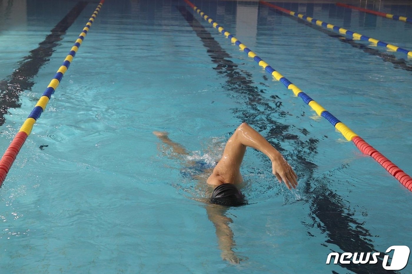 본문 이미지 - 자유형을 하고 있는 신형수 코치. (신형수 코치 제공)
