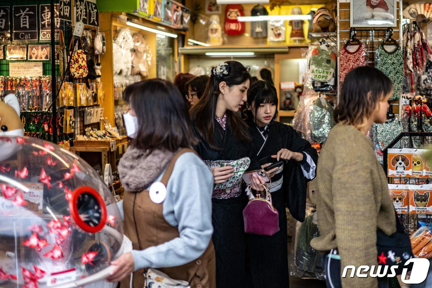 일본 현지에서 쇼핑하는 관광객들의 모습ⓒ AFP=뉴스1