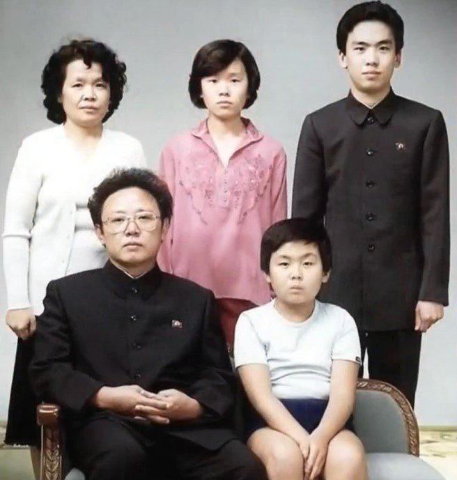 본문 이미지 - 앞줄은 북한 김정일 전 국방위원장과 그의 장남인 김정남. 뒷줄은 왼쪽부터 김정일의 부인 성혜림의 언니인 성혜랑, 성혜랑의 딸 리남옥, 아들 리일남(이한영). (채널A '이제 만나러 갑니다' 갈무리)