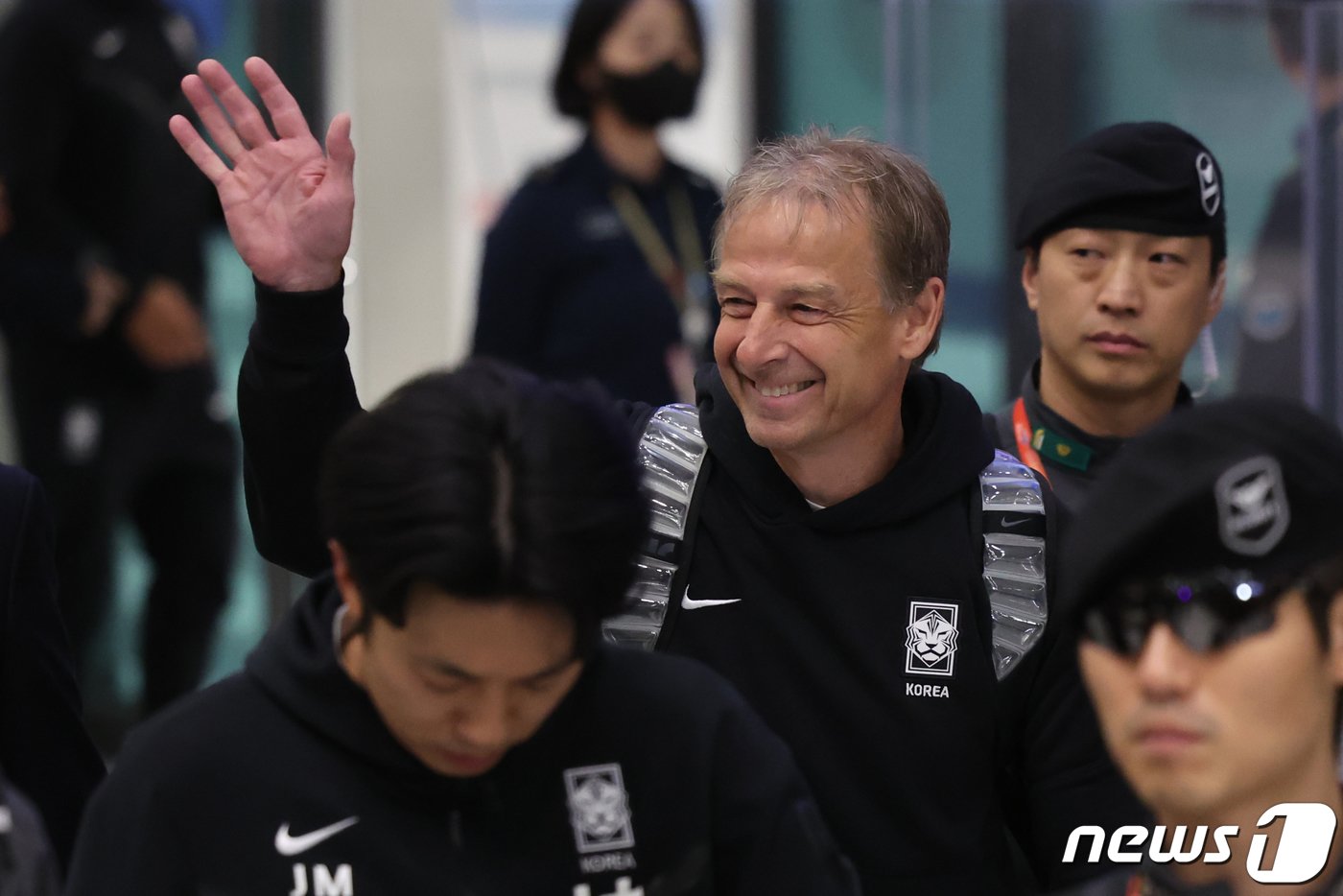 본문 이미지 - 64년 만의 아시안컵 우승 꿈을 이루지 못한 위르겐 클린스만 축구대표팀 감독이 8일 오후 인천국제공항 제1터미널을 통해 귀국하고 있다..2024.2.8/뉴스1 ⓒ News1 김진환 기자