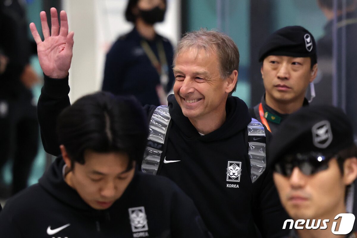 64년 만의 아시안컵 우승 꿈을 이루지 못한 위르겐 클린스만 축구대표팀 감독이 8일 오후 인천국제공항 제1터미널을 통해 귀국하고 있다. 2024.2.8/뉴스1 © News1 김진환 기자