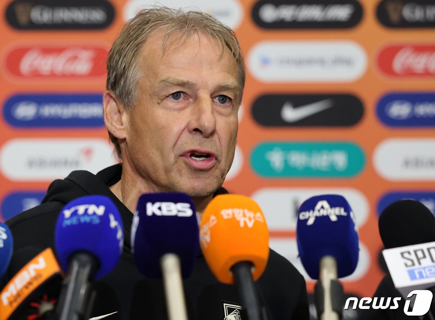 본문 이미지 - 64년 만의 아시안컵 우승 꿈을 이루지 못한 위르겐 클린스만 축구대표팀 감독이 8일 오후 인천국제공항 제1터미널을 통해 귀국 후 취재진의 질의에 답변하고 있다. 2024.2.8/뉴스1 ⓒ News1 김진환 기자