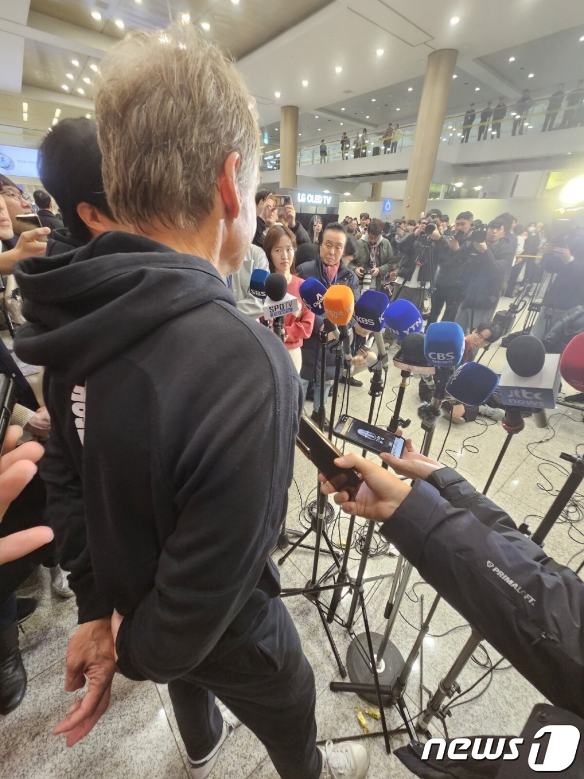 클린스만 감독 앞에 떨어진 엿 © News1 안영준 기자