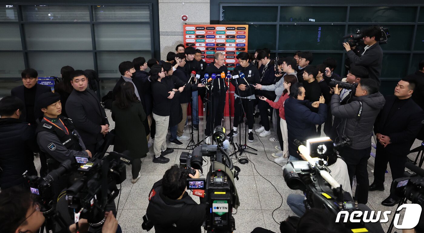 본문 이미지 - 64년 만의 아시안컵 우승 꿈을 이루지 못한 위르겐 클린스만 축구대표팀 감독이 8일 오후 인천국제공항 제1터미널을 통해 귀국 후 취재진의 질의에 답변하고 있다. 2024.2.8/뉴스1 ⓒ News1 김진환 기자