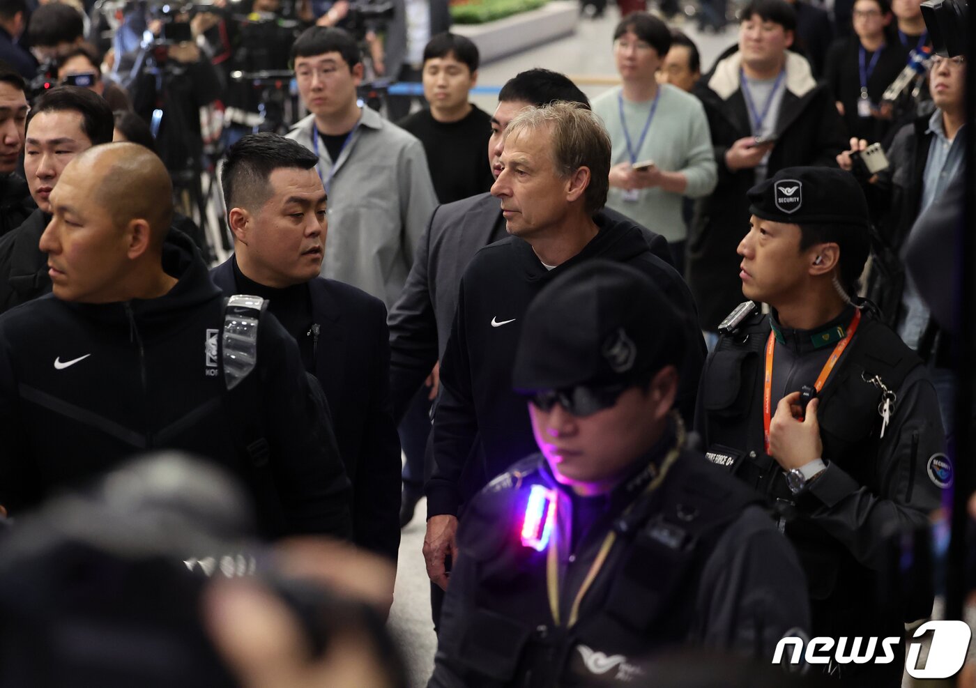 본문 이미지 - 64년 만의 아시안컵 우승 꿈을 이루지 못한 위르겐 클린스만 축구대표팀 감독이 8일 오후 인천국제공항 제1터미널을 통해 귀국하고 있다.  2024.2.8/뉴스1 ⓒ News1 김진환 기자