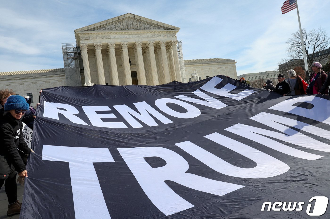 본문 이미지 - 미국 워싱턴DC 연방대법원에서 8일(현지시간) 도널드 트럼프 전 미국 대통령의 콜로라도주 대선후보 자격 박탈 여부에 대한 재판이 열린 가운데, 일부 활동가들이 트럼프 전 대통령의 대선후보 자격 박탈을 요구하는 현수막을 들고 있다. 2024.02.08. ⓒ 로이터=뉴스1 ⓒ News1 김현 특파원