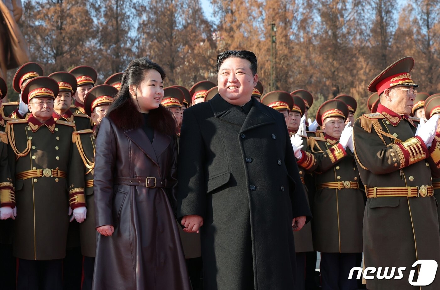 본문 이미지 - &#40;평양 노동신문=뉴스1&#41; = 김정은 북한 노동당 총비서가 건군절&#40;인민군 창건&#41; 76돌인 지난 2024년 2월8일 딸 &#39;주애&#39;와 국방성을 축하방문했다고 노동당 기관지 노동신문이 9일 보도했다. [국내에서만 사용가능. 재배포 금지. DB 금지. For Use Only in the Republic of Korea. Redistribution Prohibited] rodongphoto@news1.kr