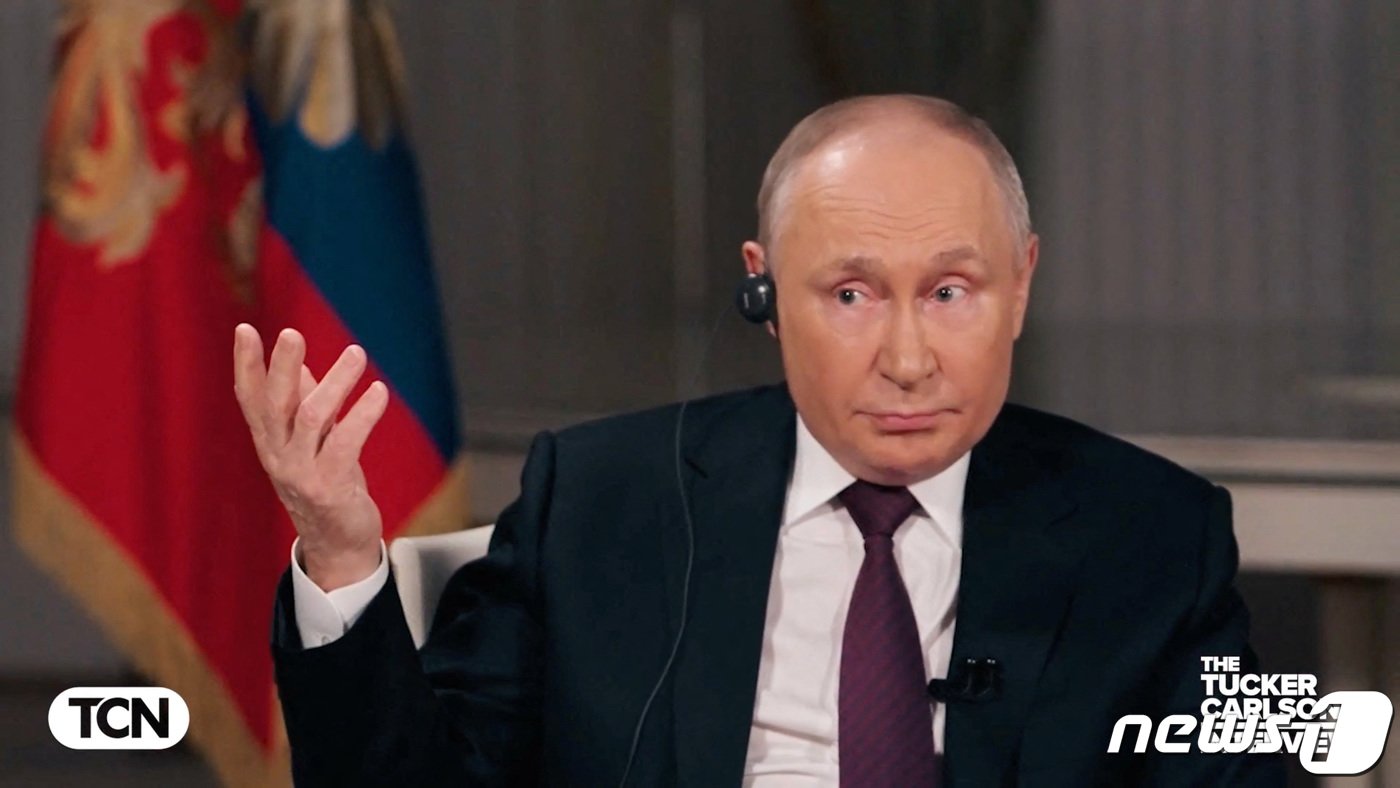 본문 이미지 - 8일&#40;현지시간&#41; 블라디미르 푸틴 대통령이 날 공개된 터커 칼슨 전 폭스뉴스 앵커와의 인터뷰에서 &#34;조만간 우리&#40;러시아-우크라이나&#41;는 어쨌든 합의에 도달할 것이다＂라고 밝혔다. 2024.02.08/ ⓒ 로이터=뉴스1 ⓒ News1 박재하 기자