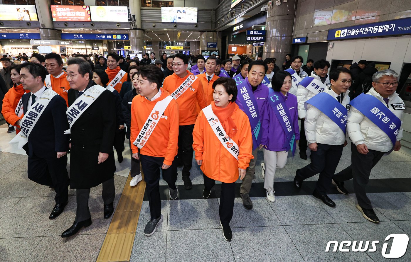 이준석 개혁신당 대표와 양향자 원내대표, 이낙연·김종민 새로운미래 공동대표, 금태섭·조성주 새로운선택 공동대표, 조응천·이원욱 원칙과상식 의원이 설 연휴 첫날인 9일 서울 용산역에서 귀성인사를 하기 위해 이동하고 있다.. 2024.2.9/뉴스1 ⓒ News1 김도우 기자