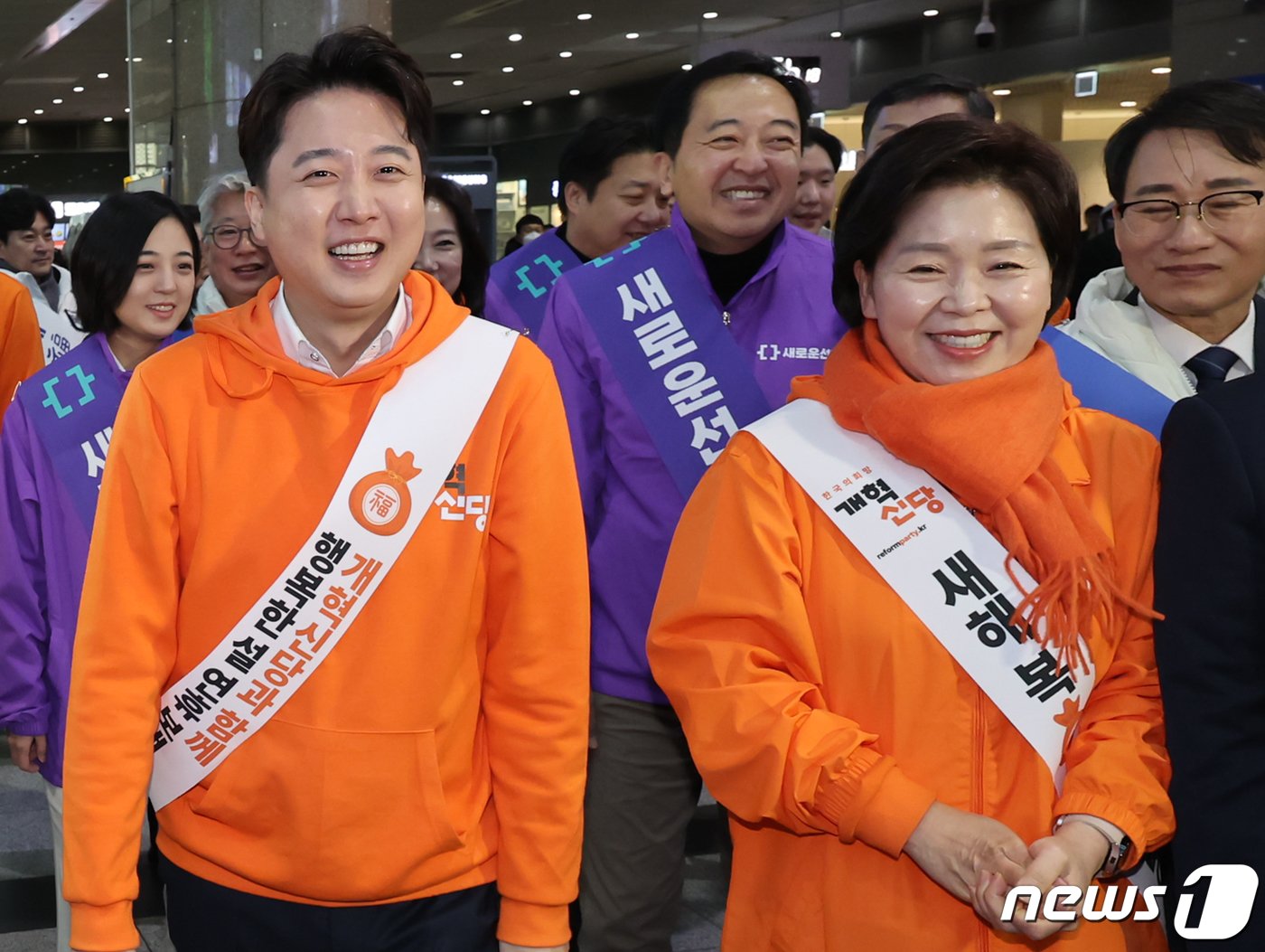 이준석 개혁신당 대표와 양향자 원내대표가 설 연휴 첫날인 9일 서울 용산역에서 명절 귀성객들에게 인사를 하고 있다. 2024.2.9/뉴스1 ⓒ News1 김도우 기자