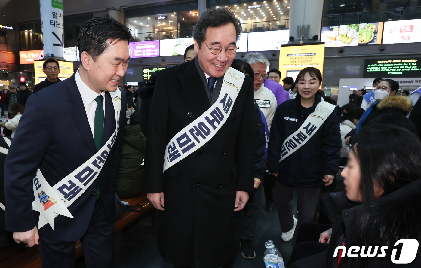 이낙연·김종민 새로운미래 공동대표가 설 연휴 첫날인 9일 서울 용산역에서 귀성인사를 하기 위해 이동하고 있다. 2024.2.9/뉴스1 ⓒ News1 김도우 기자