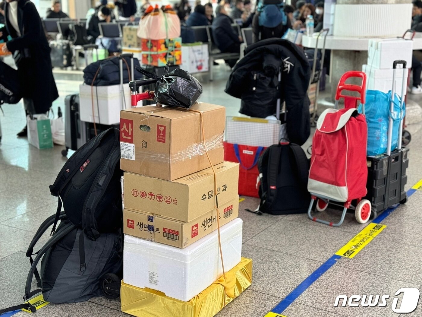 본문 이미지 - 9일 인천시 중구 인천항연안여객터미널에 귀성객들이 가져온 짐들이 쌓여있다.2024.2.9 ⓒ News1 박소영 기자
