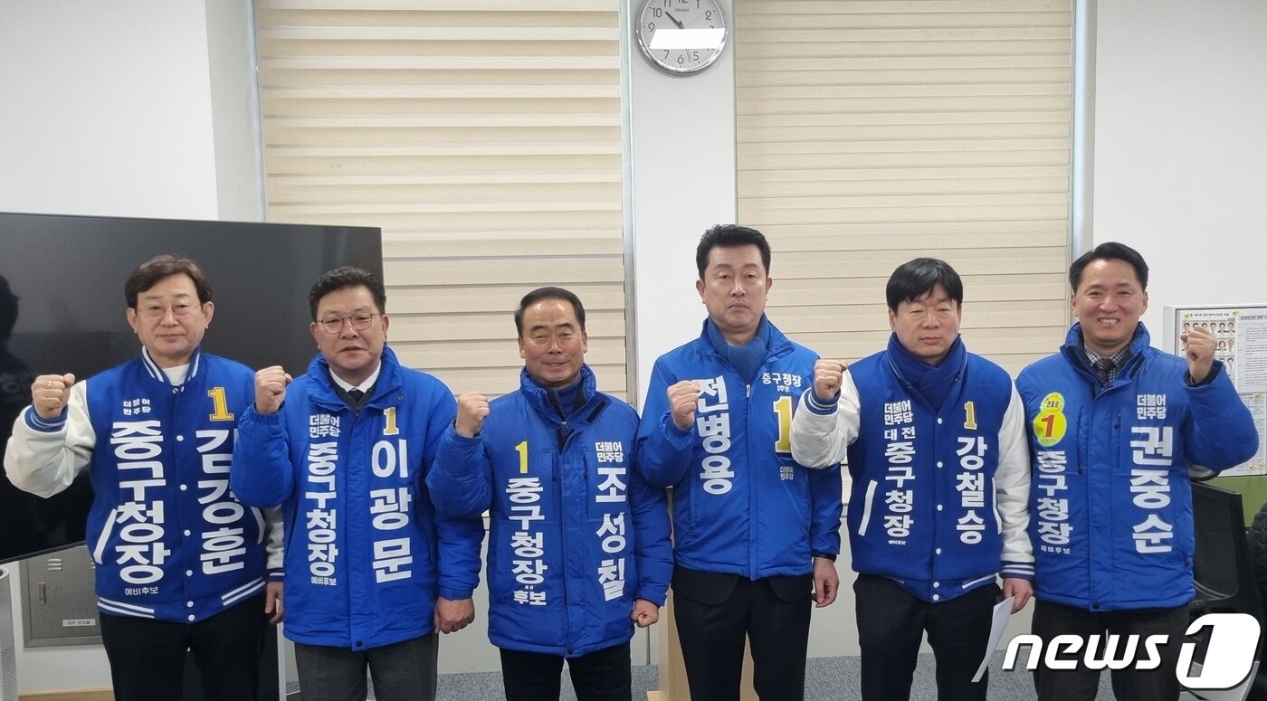 본문 이미지 - 더불어민주당 대전 중구청장 재선거 예비후보 6인이 8일 시의회 브리핑룸에서 당에 전략공천 중단을 촉구하는 공동 기자회견을 갖기에 앞서 기념촬영을 하고 있다. 왼쪽부터 김경훈·이광문·조성칠·전병용·강철승·권중순 예비후보. /뉴스1 ⓒNews1 김경훈 기자