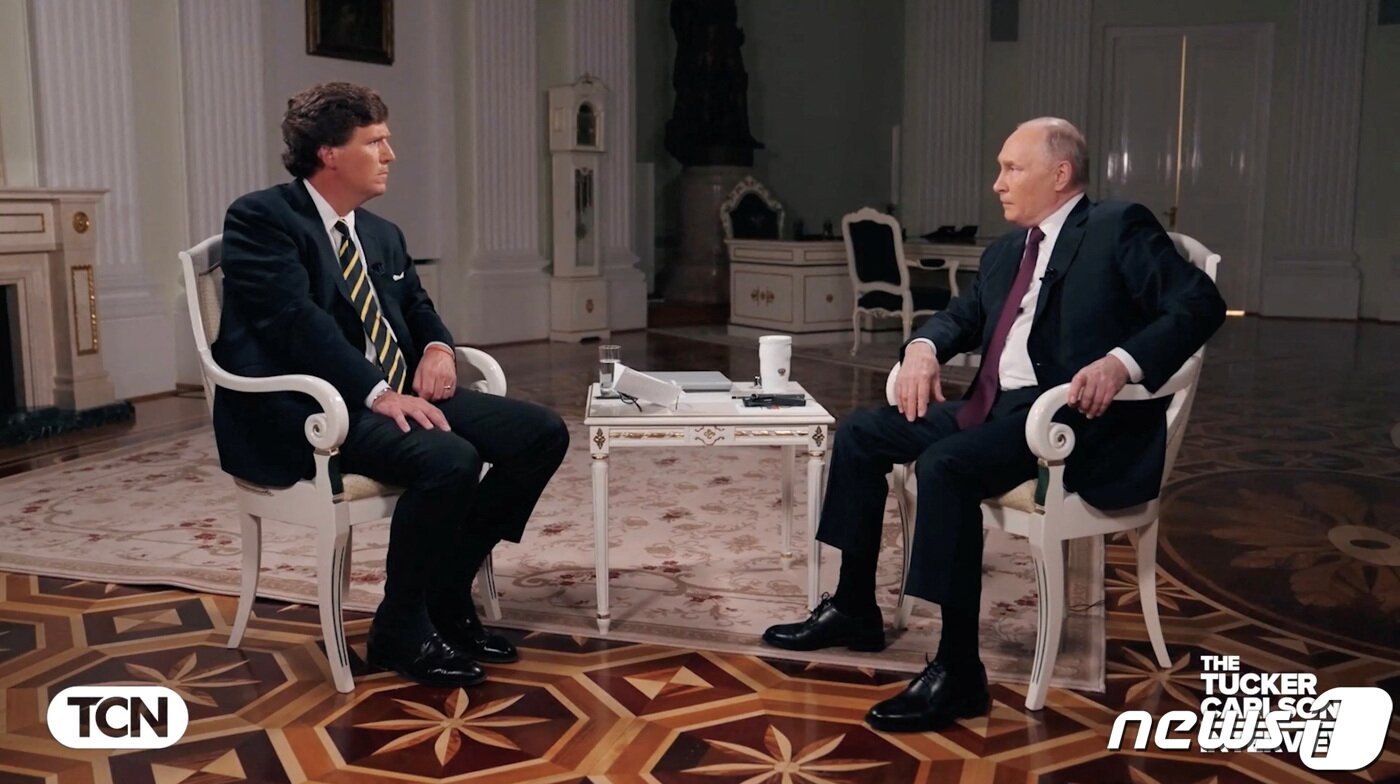 본문 이미지 - 미국 폭스뉴스의 전직 앵커 터커 칼슨이 블라디미르 푸틴 대통령과의 인터뷰 영상을 공개했다. 푸틴 대통령은 이 인터뷰에서 우크라이나와 종전 협상에 나설 의향이 있다고 밝혔다. 2024.02.08/ ⓒ 로이터=뉴스1 ⓒ News1 박재하 기자