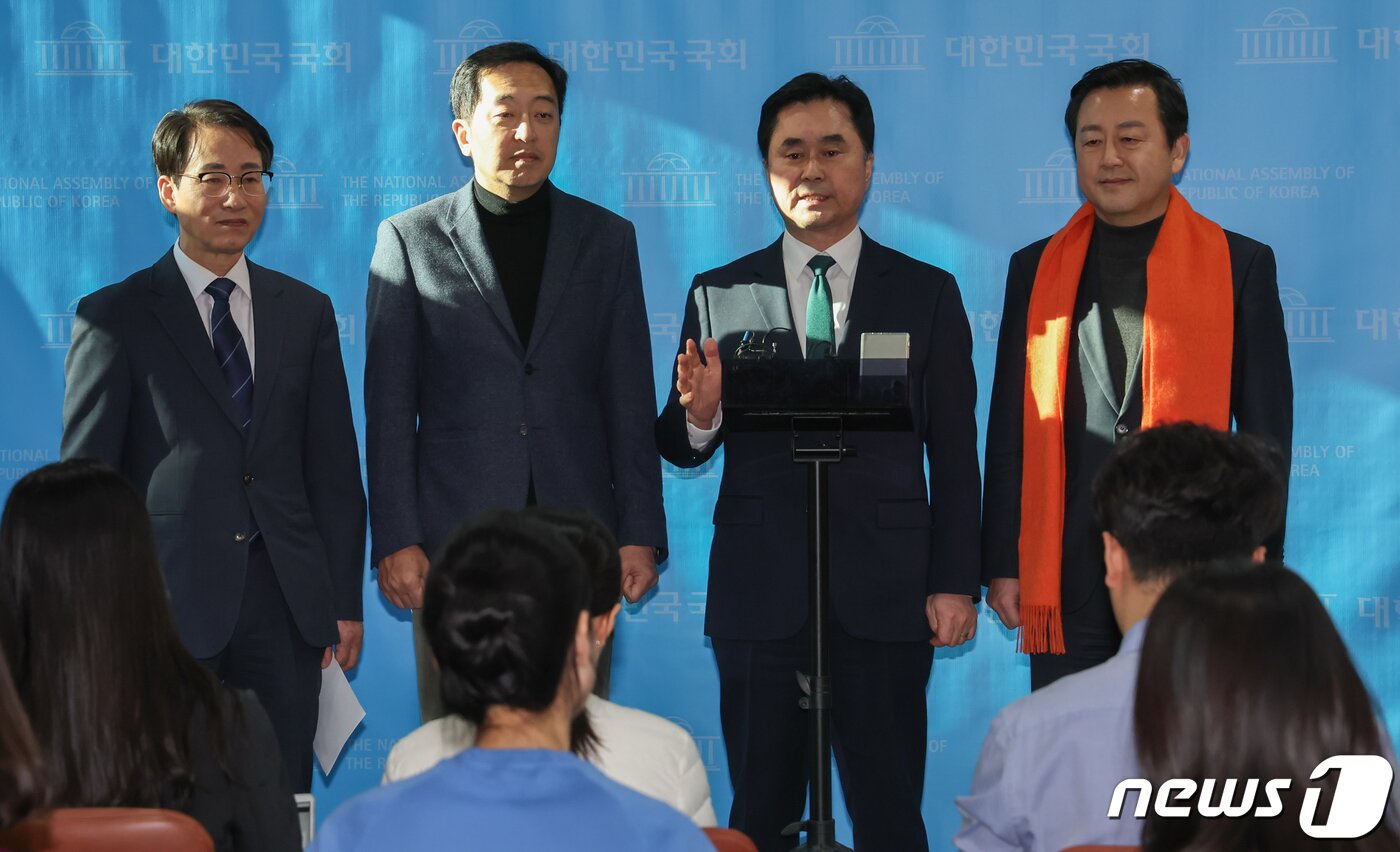 본문 이미지 - 이원욱 원칙과상식 의원(왼쪽부터), 금태섭 새로운선택 공동대표, 김종민 새로운미래 공동대표, 김용남 개혁신당 정책위의장이 9일 국회 소통관에서 제3지대 통합신당 합당 합의문을 발표하고 있다. 2024.2.9/뉴스1 ⓒ News1 김도우 기자