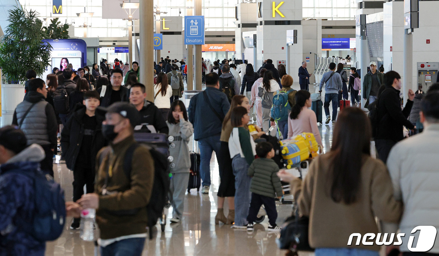 (인천공항=뉴스1) 장수영 기자 = 설 연휴 첫날인 9일 오후 인천 국제공항 제1터미널 출국장이 해외로 출국하려는 여행객들로 붐비고 있다. 2024.2.9/뉴스1