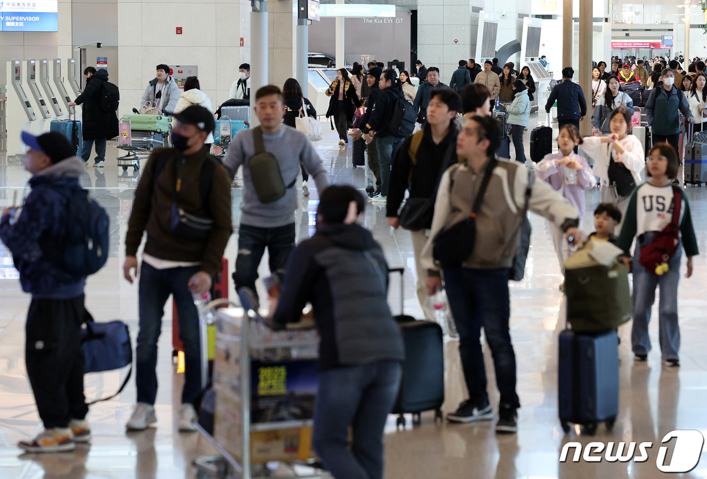 (인천공항=뉴스1) 장수영 기자 = 설 연휴 첫날인 9일 오후 인천 국제공항 제1터미널 출국장이 해외로 출국하려는 여행객들로 붐비고 있다. 2024.2.9/뉴스1