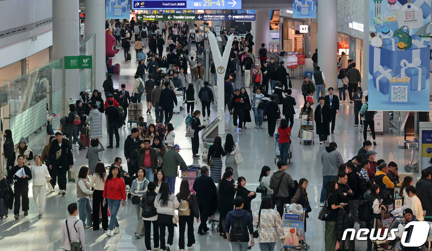 (인천공항=뉴스1) 장수영 기자 = 설 연휴 첫날인 9일 오후 인천 국제공항 제1터미널 면세구역이 해외로 출국하려는 여행객들로 붐비고 있다. 2024.2.9/뉴스1