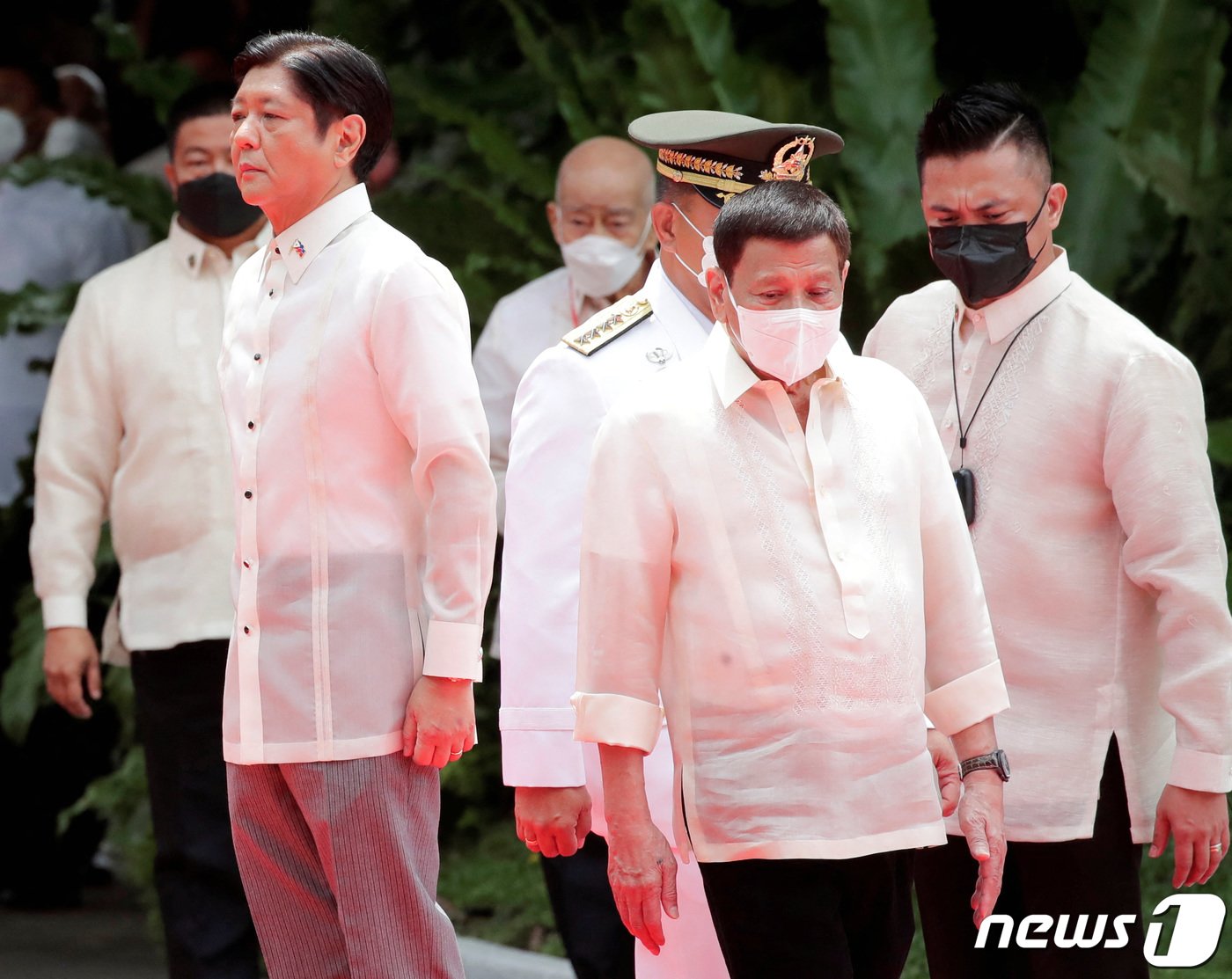 본문 이미지 - 30일(현지시간) 로드리고 두테르테 전 필리핀 대통령이 마닐라 대통령궁에서 열린 페르디난드 마르코스 주니어 대통령의 취임식에 참여하고 있다. 2022.06.30/ ⓒ 로이터=뉴스1 ⓒ News1 박재하 기자