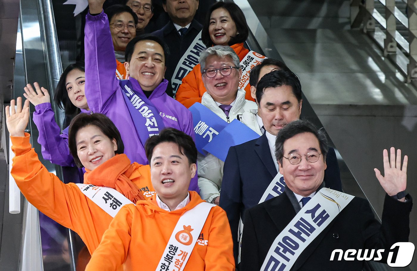 본문 이미지 - 이준석 개혁신당 대표와 양향자 원내대표, 이낙연·김종민 새로운미래 공동대표, 금태섭·조성주 새로운선택 공동대표, 조응천·이원욱 원칙과상식 의원이 설 연휴 첫날인 9일 서울 용산역에서 귀성인사를 하기 위해 이동하고 있다.. 2024.2.9/뉴스1 ⓒ News1 장수영 기자