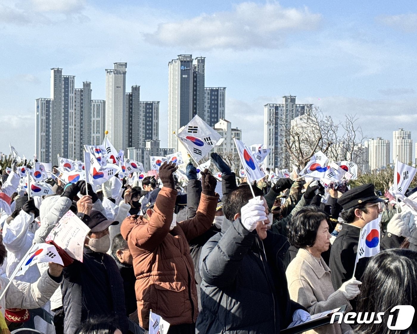 제105주년 3.1절인 1일 전북 군산시 3·1운동 100주년 기념관 일원에서 열린 기념식에 참석한 시민들이 태극기를 흔들고 있다. 2024.3.1/뉴스1 ⓒ News1 김경현 기자