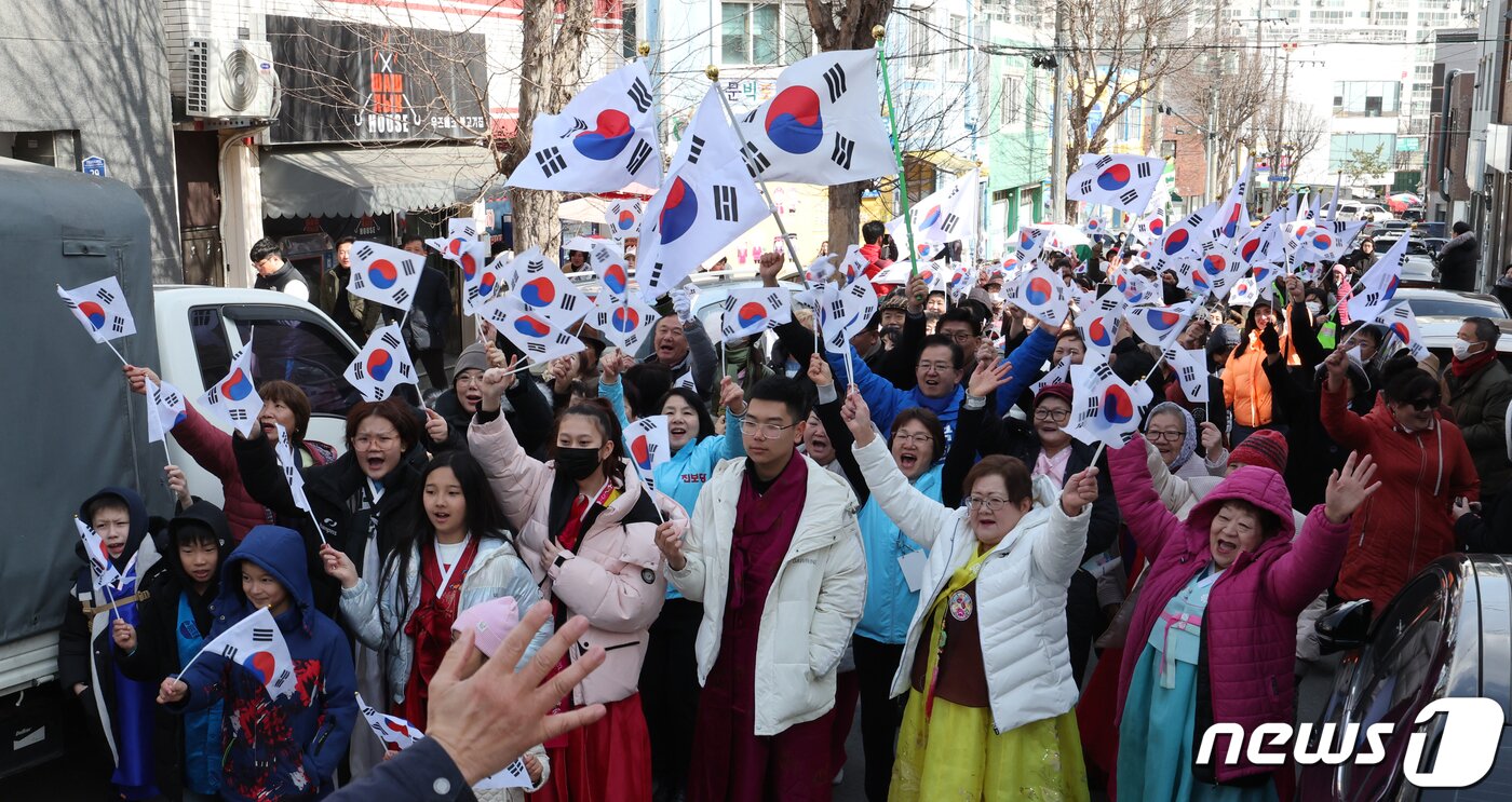 본문 이미지 - 1일 광주 광산구 고려인마을 홍범도공원에서 고려인마을 주최로 열린 3·1절 만세운동을 재현한 거리행진에서 참석자들이 태극기를 들고 만세를 외치고 있다. 2024.3.1/뉴스1 ⓒ News1 김태성 기자