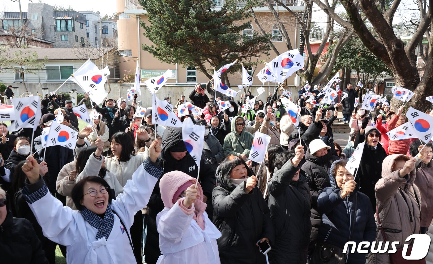 본문 이미지 - 1일 광주 광산구 고려인마을 홍범도공원에서 고려인마을 주최로 열린 3·1절 만세운동을 재현한 거리행진에서 참석자들이 태극기를 들고 만세를 외치고 있다. 2024.3.1/뉴스1 ⓒ News1 김태성 기자