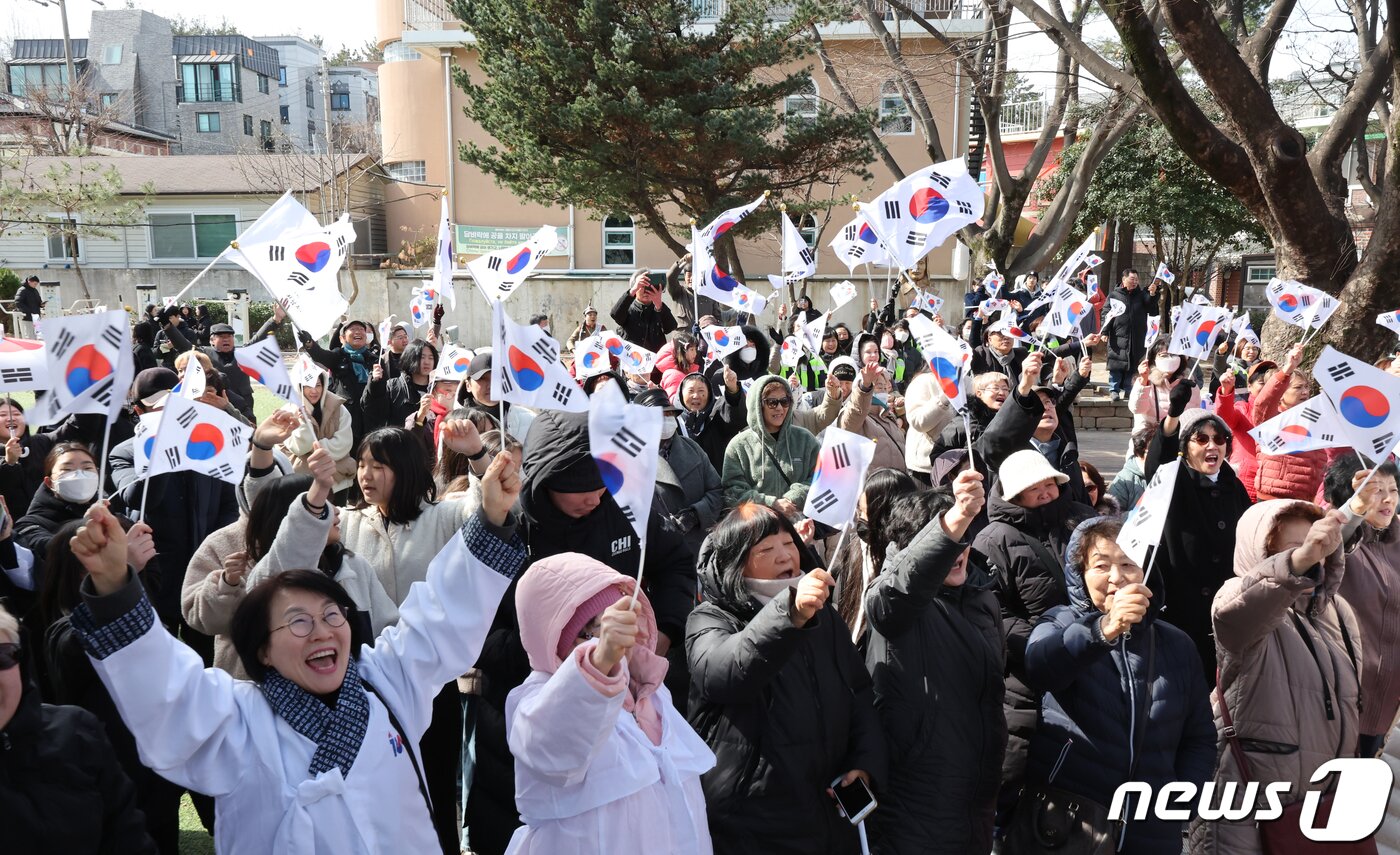 1일 광주 광산구 고려인마을 홍범도공원에서 고려인마을 주최로 열린 3·1절 만세운동을 재현한 거리행진에서 참석자들이 태극기를 들고 만세를 외치고 있다. 2024.3.1/뉴스1 ⓒ News1 김태성 기자